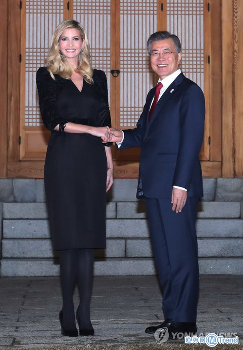 热点：文在寅会见伊万卡 日右翼袭朝鲜总联 女子驾车冲撞白宫