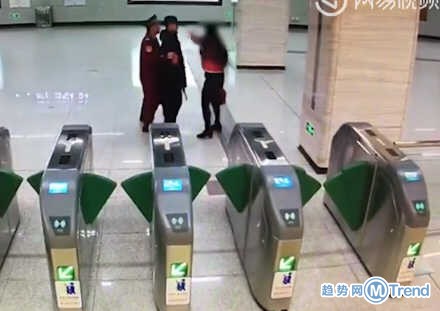 热点：闯闸机掌掴安检员 青少年楼顶植绿