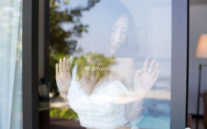 性感网红尤美喷血私照！不输连欣王俪丁哦