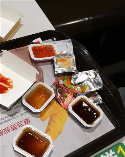 热点：麦当劳网红酱返乡 两女孩求职被拐卖 恒大预备队员互殴