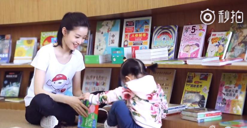 奶茶妹妹晒女儿做公益 像刘强东？