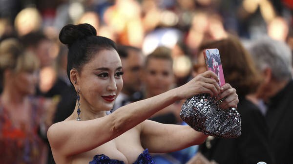 女星戛纳红毯摔倒 时尚博主邢小红被指假摔