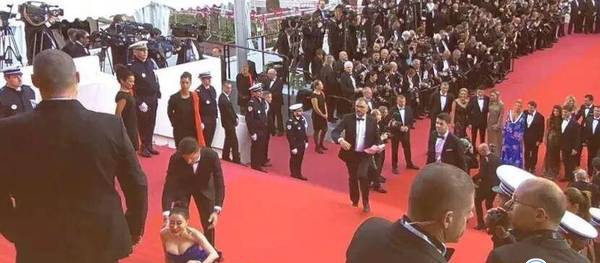 女星戛纳红毯摔倒 时尚博主邢小红被指假摔