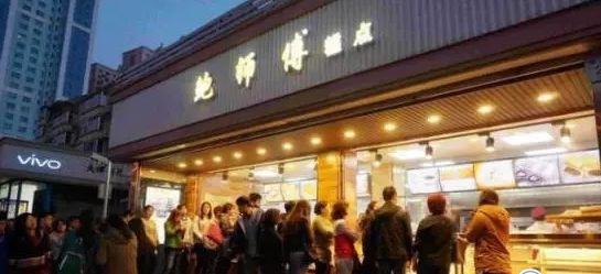 热点：鲍师傅道歉 班主任试喝牛奶