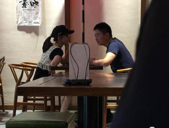 热点：刘强东夫妻下午茶 安徽六安回应讨薪