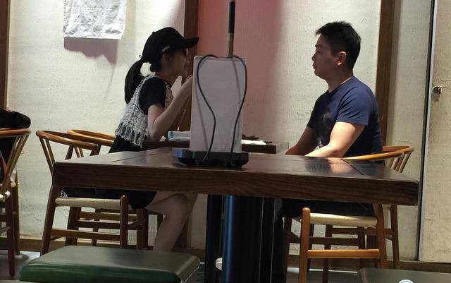 热点：刘强东夫妻下午茶 安徽六安回应讨薪