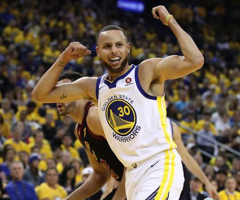 热点：詹姆斯库里对喷 两虾店挂横幅互怼