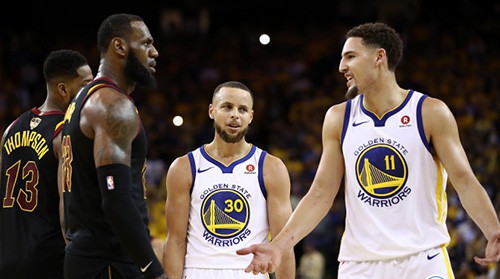 热点：詹姆斯库里对喷 两虾店挂横幅互怼