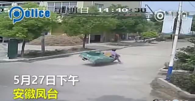 热点：会打虫子的外卖哥 民警扶大妈被讹