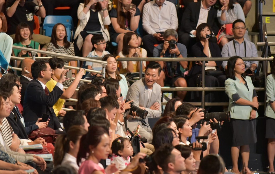 刘德华女儿毕业礼 妻子朱丽倩被曝有孕