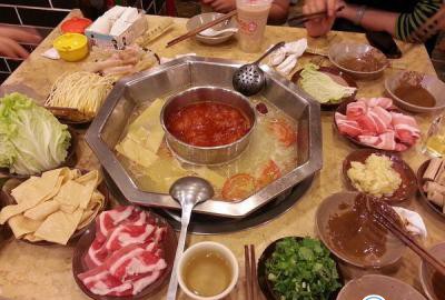 热点：成都火锅店被吃垮 小浣熊爬摩天大楼