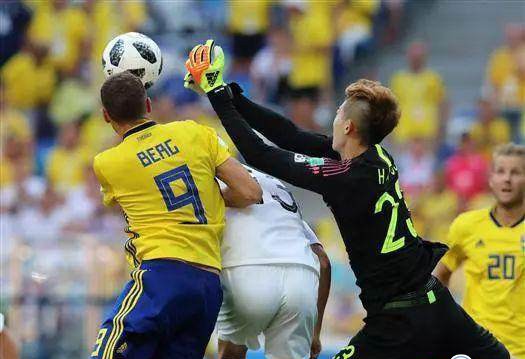 世界杯韩国门将疑化妆 发型90分钟不乱