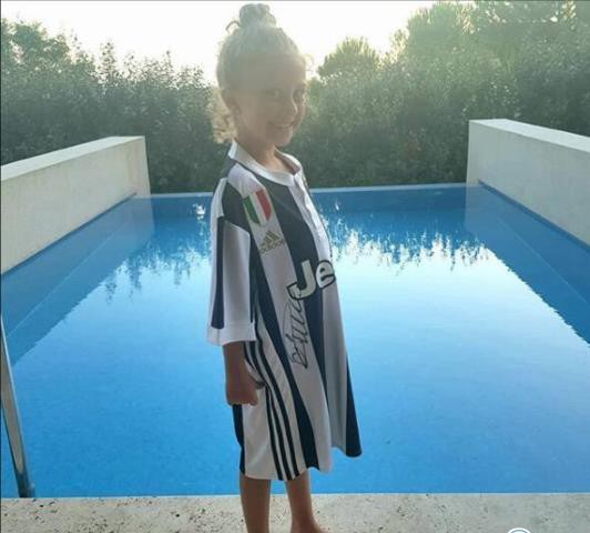 热点：C罗尤文球衣首签 无锡回应腾宿舍