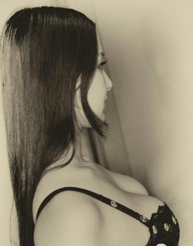 模特王俪丁床 照