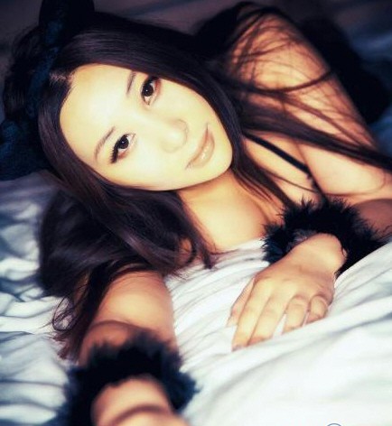 模特王俪丁床 照