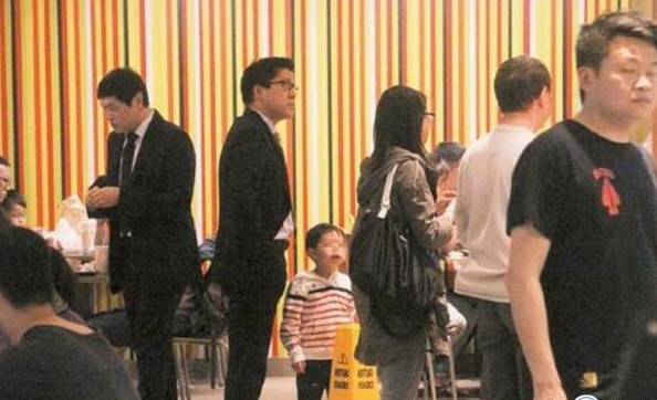 热点：范冰冰陪睡刘国梁？工作室辟谣 霍启刚抱儿子买餐