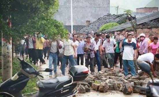 热点：民警执法遭两百人追打 美女网红商场内遇害