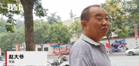 暴雨中下象棋的网红大爷