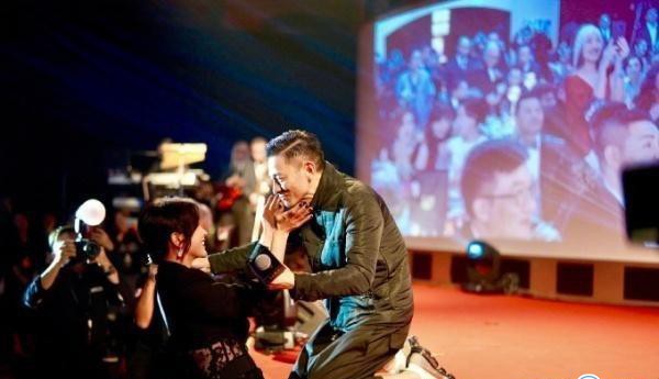 热点：向华强70岁生日宴 全息再现张国荣梅艳芳身影