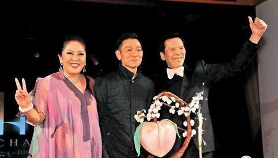 热点：向华强70岁生日宴 全息再现张国荣梅艳芳身影