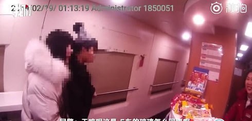 女孩砸高铁玻璃泄愤 原因竟是？