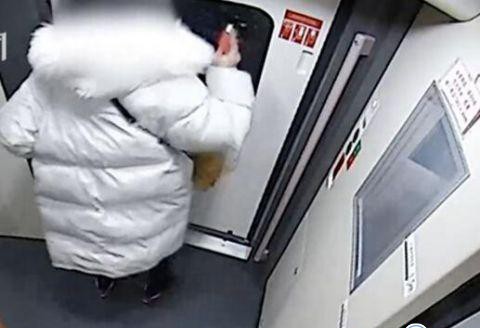 女孩砸高铁玻璃泄愤 原因竟是？