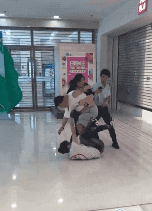 优衣库联名遭疯抢 黄牛抢购各显神通