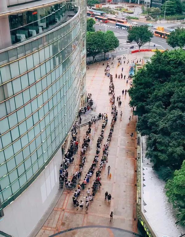 优衣库联名遭疯抢 黄牛抢购各显神通