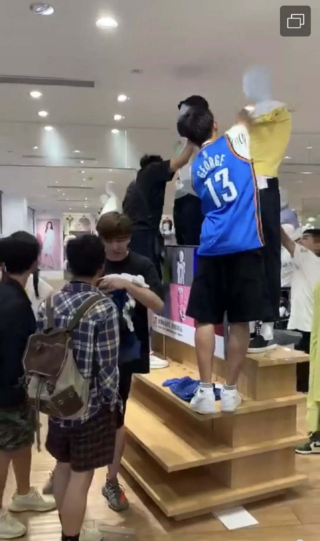 优衣库联名遭疯抢 黄牛抢购各显神通