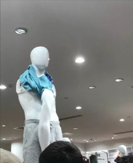 优衣库联名遭疯抢 黄牛抢购各显神通