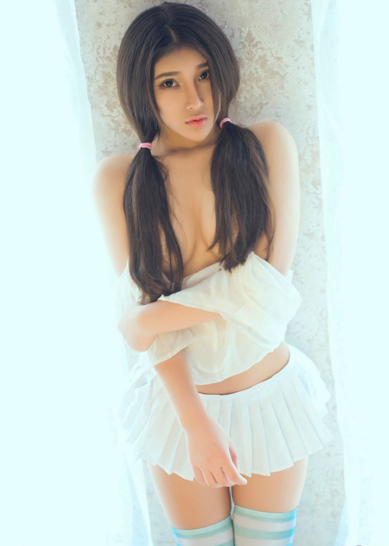 美臀女模小熊摄影师未删减图 PK 花花露胸福利大片