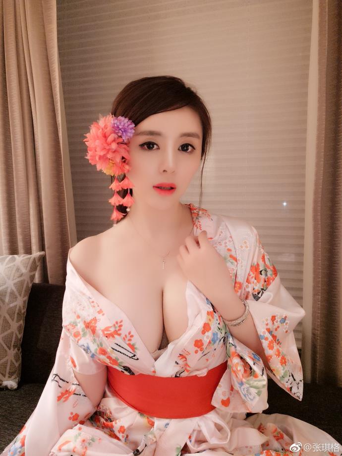 网红美女黛诺欣大胸写真 PK 主播张琪格罕见性感照片