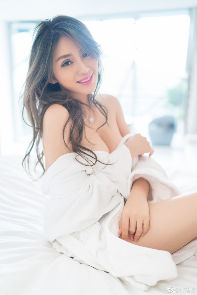 网红美女黛诺欣大胸写真 PK 主播张琪格罕见性感照片