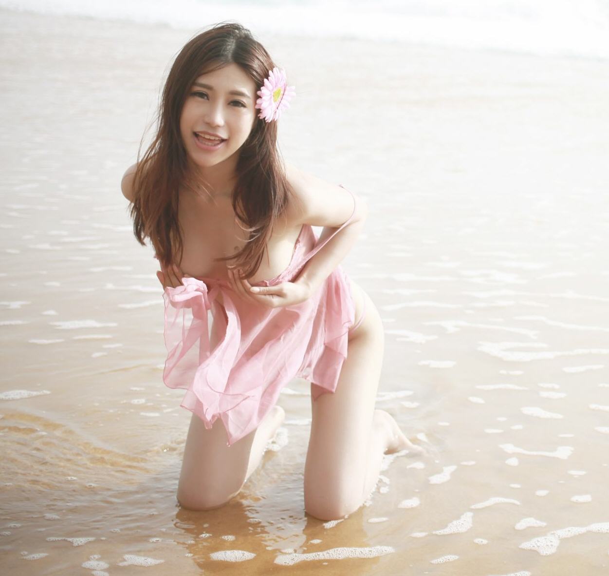 夏雨桐无圣光大尺度图片 PK 绮里嘉嫩模无 码性感照片