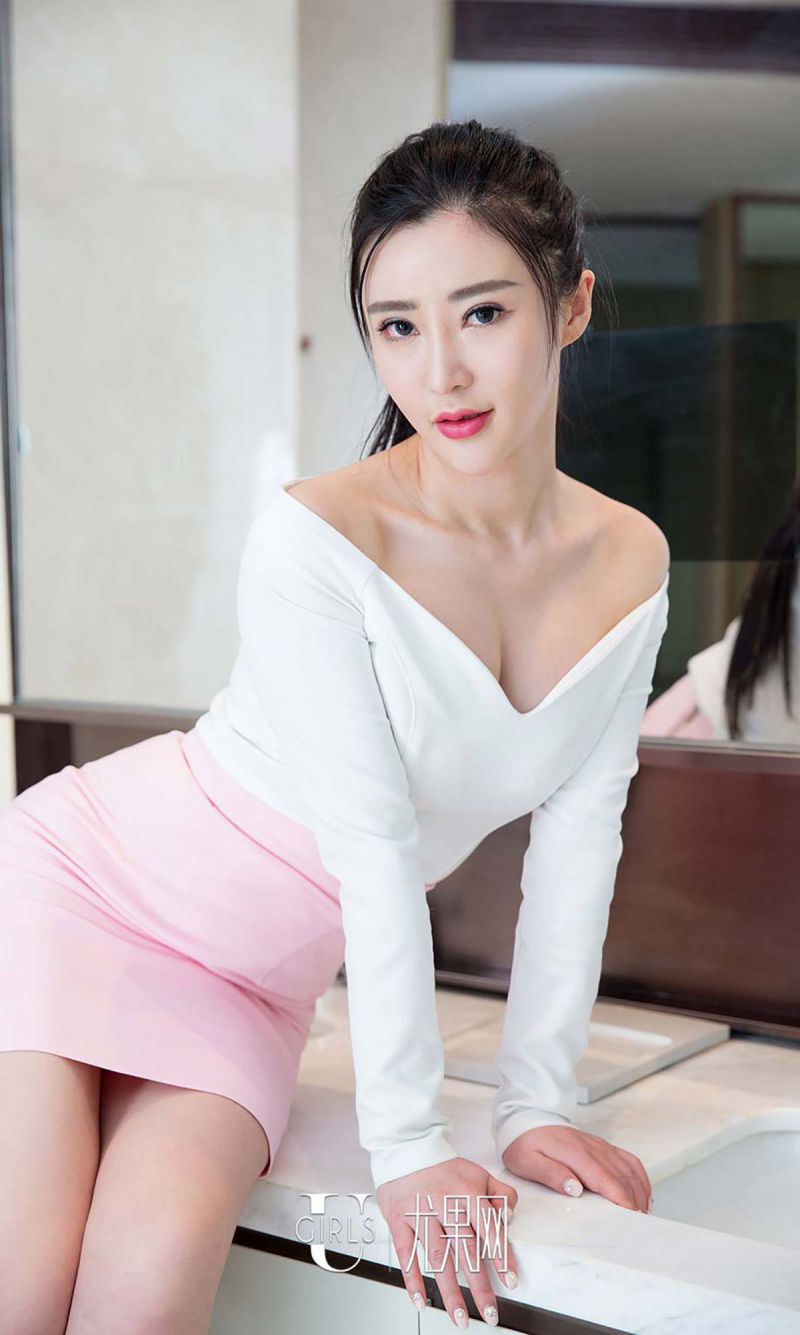 白嫩网红佟蔓木有遮图集照片