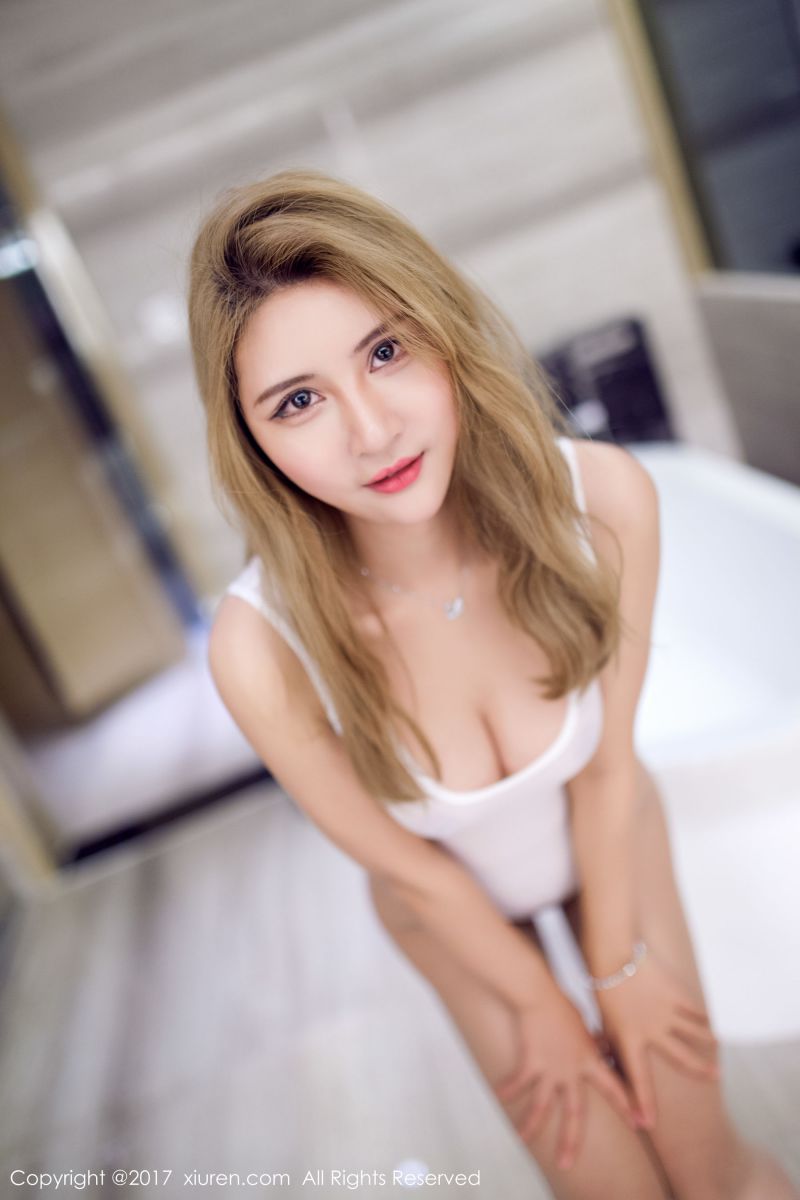 白嫩美人顾奈奈酱Emily无圣光私拍