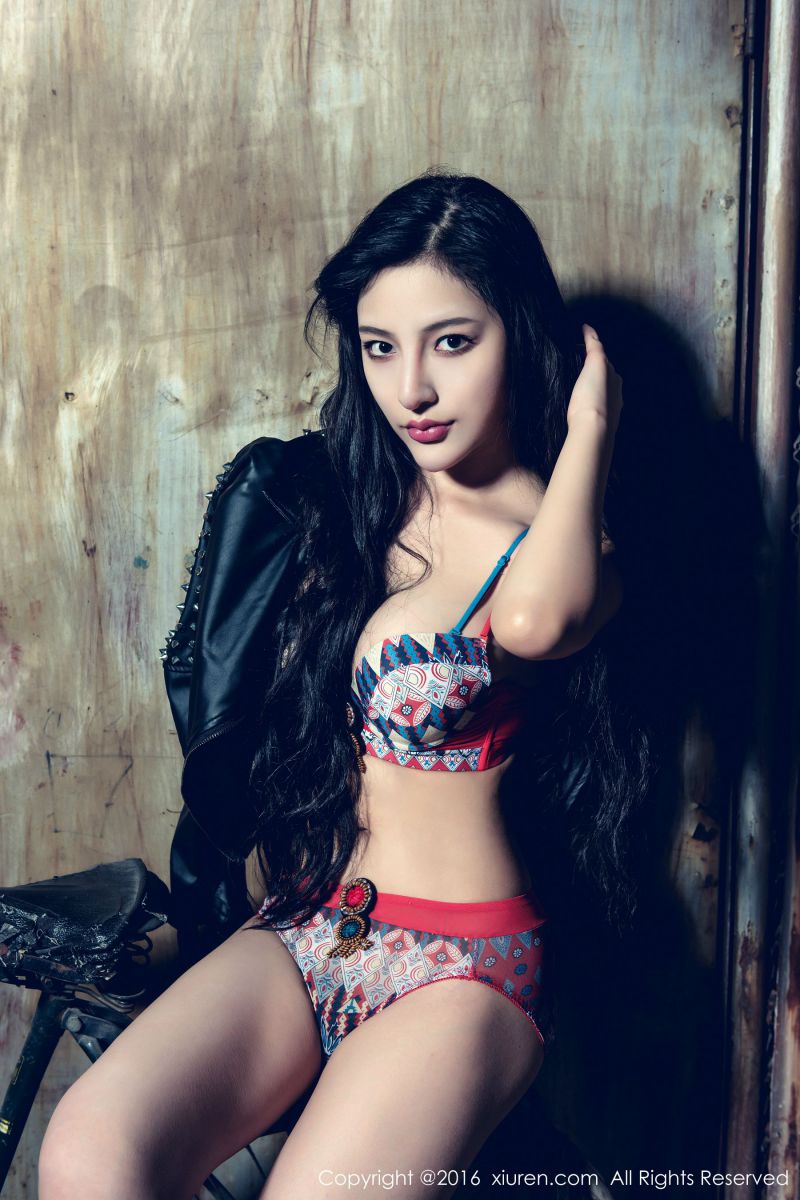 白嫩网红UU阿文无遮图集