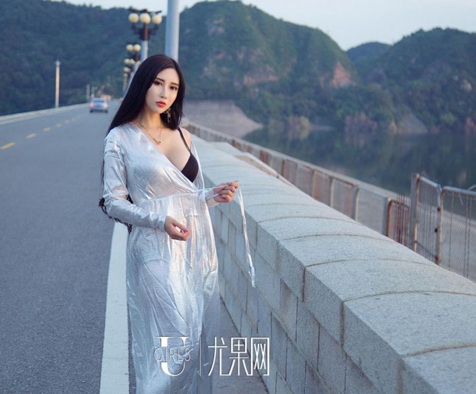 极品软妹子艾霓莎半圣光套图